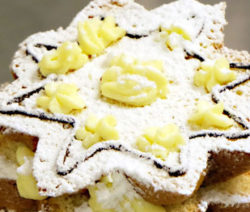 Panettone dolce farcito con crema pasticcera